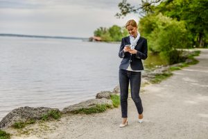 Janine Katharina Pötsch Knigge Trainerin München - Am See spazieren